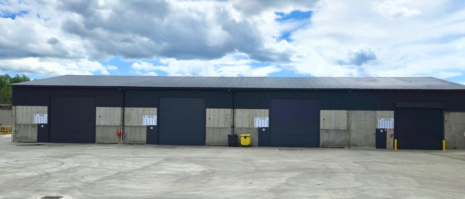 Teren zakładu MIKI – widok ogólny placu z maszynami